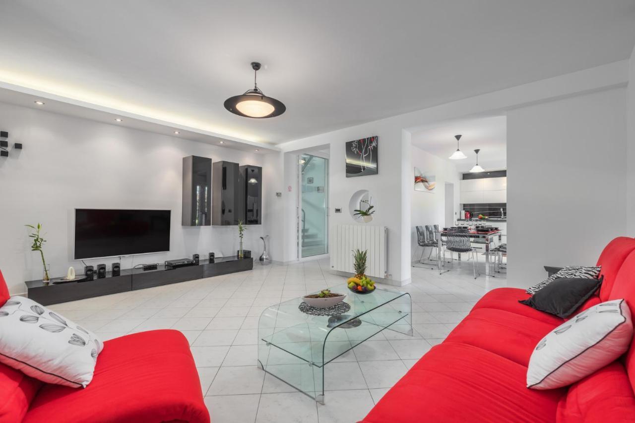Bella, With Heated Pool Villa *